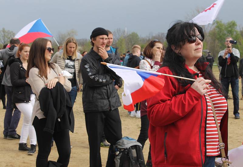 Protestní demonstrace Stop pokusům na dětech v Praze na Letné 1. května.