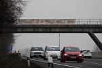 Na mostě nad silnicí I/3 nedaleko Senohrab se ve středu 3. března 2021 objevil vzkaz premiérovi.