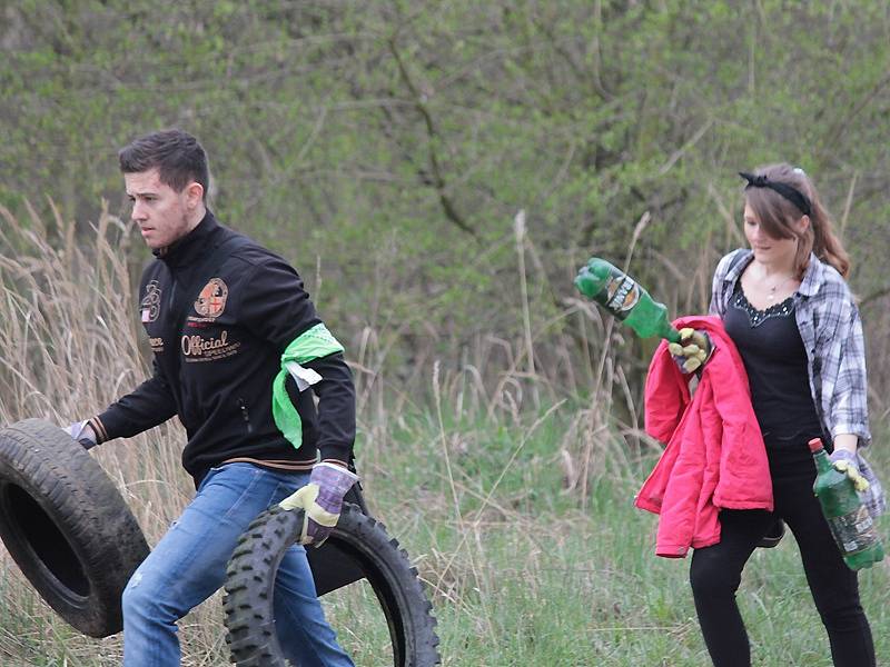 Benešovské studentky a studenti uklízeli nepořádek na okrajích města.