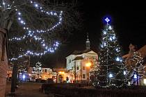 Vánoční strom v Benešově na Masarykově náměstí.