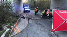 Lidský život si ve středu ráno vyžádala nehoda osobního auta u obce Strančice na Praze-východ. Krátce před šestou ranní osobní auto jedoucí po silnici II/107 narazilo do mostního pilíře.