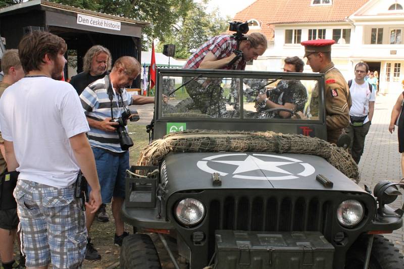 Zajímavý byl jak seskok z vrtulníku v podání vojáků, tak i přehlídka dobových polních táborů.