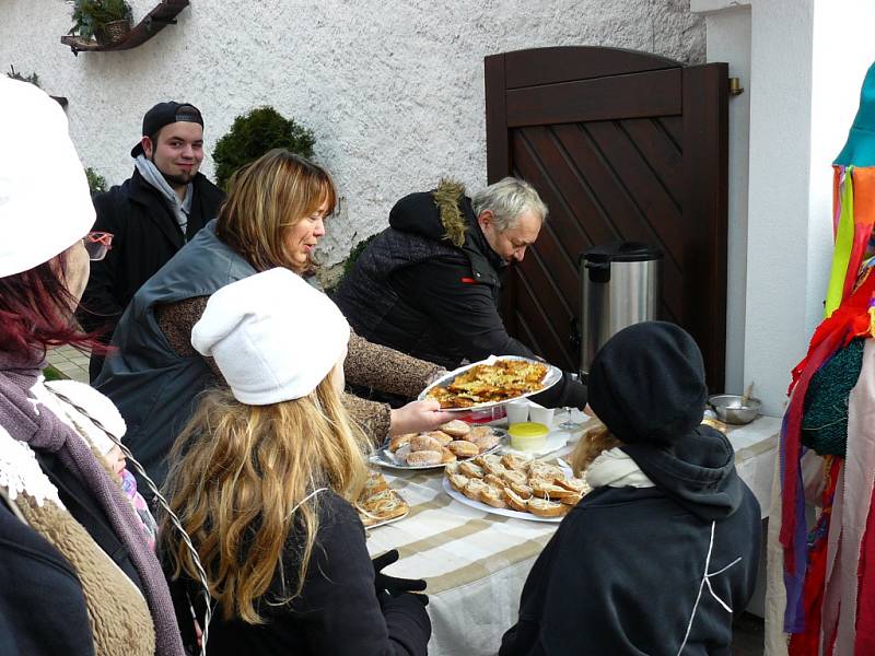 Masopust zahájili také v Pyšelích, a to tradičním průvodem masek.