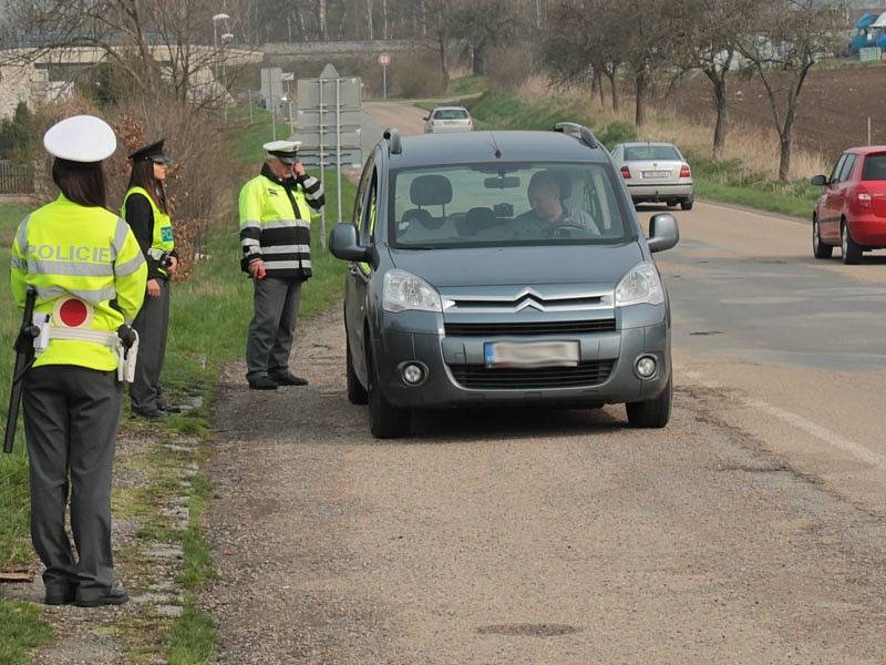 Řidiče kontrolovali frekventanti policejní školy pod dohledem zkušených dopravních policistů.