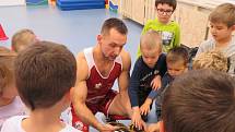 Děti se školky MiniSvět se setkaly ve sportovním souboji s profesionálním boxerem Vojtou.