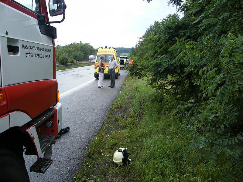 Nehoda se na silnici R6 stala ve čtvrtek odpoledne. 