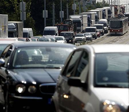 Po uzavírce Lanového mostu na Jižní spojce v Praze se 22. srpna 2008 zvýšil provoz na objízdné trase skrz Hostivař, vedené po Švehlově ulici.