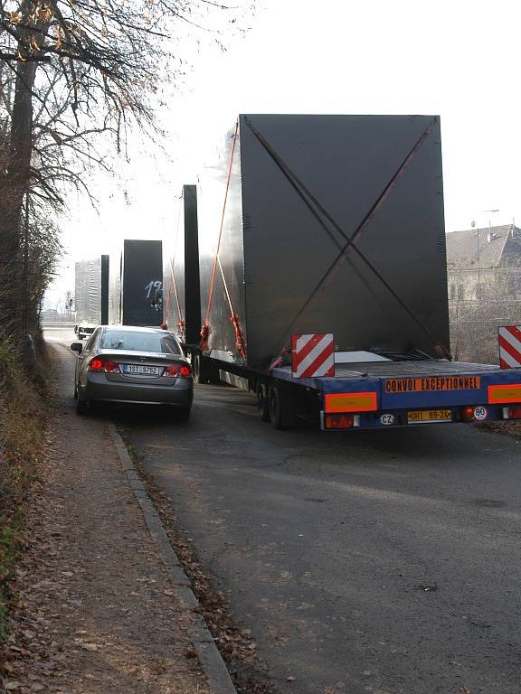 Kvůli stojícím nákladním autům se stala Mendelova ulice v pondělí neprůjezdnou.