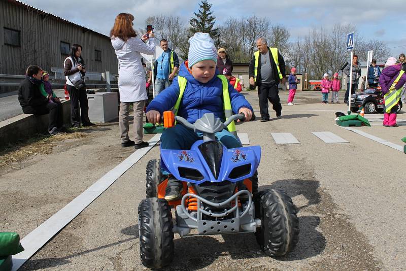 Mobilní hřiště navštívilo obec Ratměřice. Děti si tak mohly vyzkoušet silniční provoz v praxi.