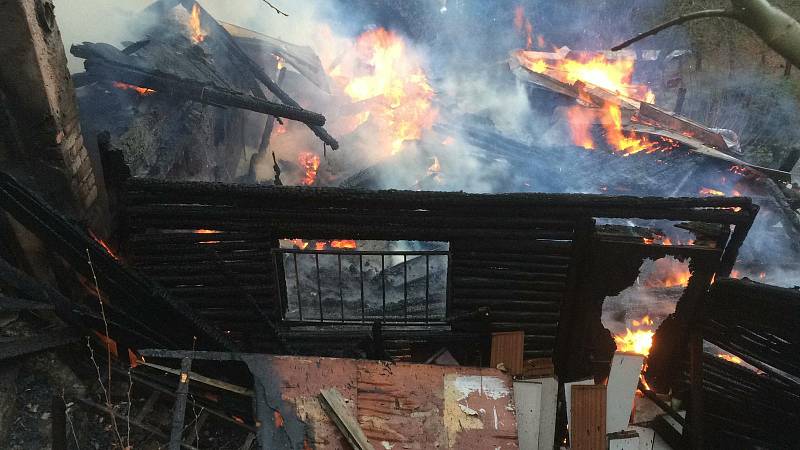 Požár chaty v katastru obce Petrov, v místní části Haway.
