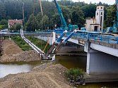 Přípravy demolice mostu v Sázavě.