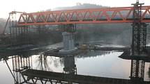 Stavba železničního mostu v Týnci nad Sázavou 12. listopadu.