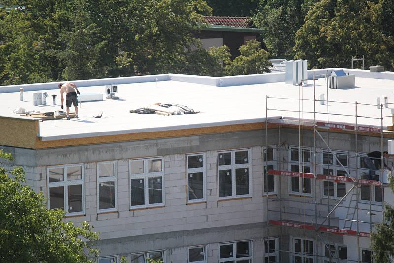 Stavba nové ZŠ a PŠ Benešov Hodějovského ulici.