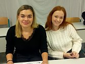 Zástupkyně fiktivní firmy CK Holubička Denisa Hachelová a Denisa Tesárková ze třídy 3. A Obchodní akademie Vlašim.