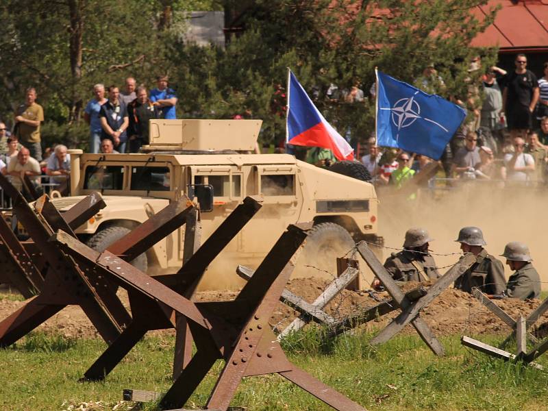 Vojenské technické muzeum se opět po roce velkolepě otevřelo veřejnosti. Dvacátou druhou sezonu zahájil průlet letounů i ukázka bitvy u Zborova.