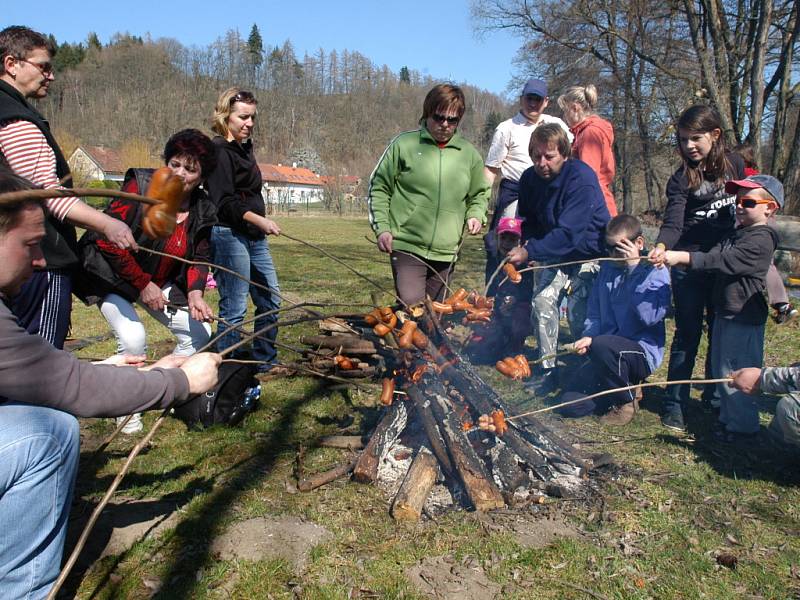 Vynesením Morany se děti z divišovské základní školy rozloučily se zimou.