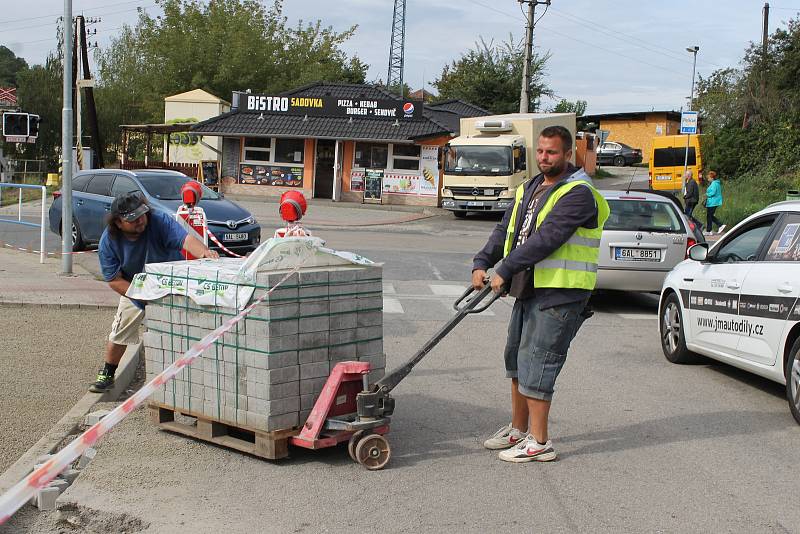 Stavba chodníku od týneckého železničního přejezdu k novému dopravnímu terminálu v pátek 6. září 2019.