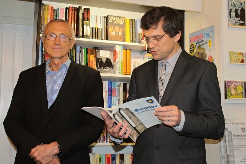 Ředitel MUD Benešov Tomáš Fassati (vlevo) a spisovatel a básník Pavel Hoza.