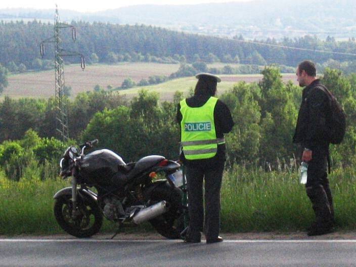 Kolize motocyklu a osobního auta