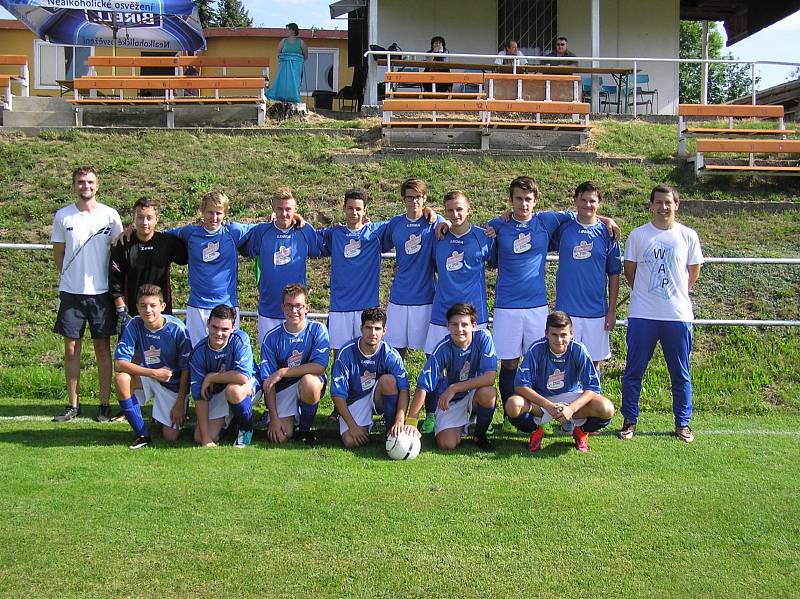 Dorostenci týmu Ostředek/Sázava. Horní řada zleva: trenér Martin Novák, Krejcárek, Grešla, Skála, Vávra, Mistoler, Jiřík, Šimek, Matoušek a trenér Václav Budka. Dolní řada zleva: Danko, Rezek, Škvor, Zdvihal, Kouřimský, Krajc.