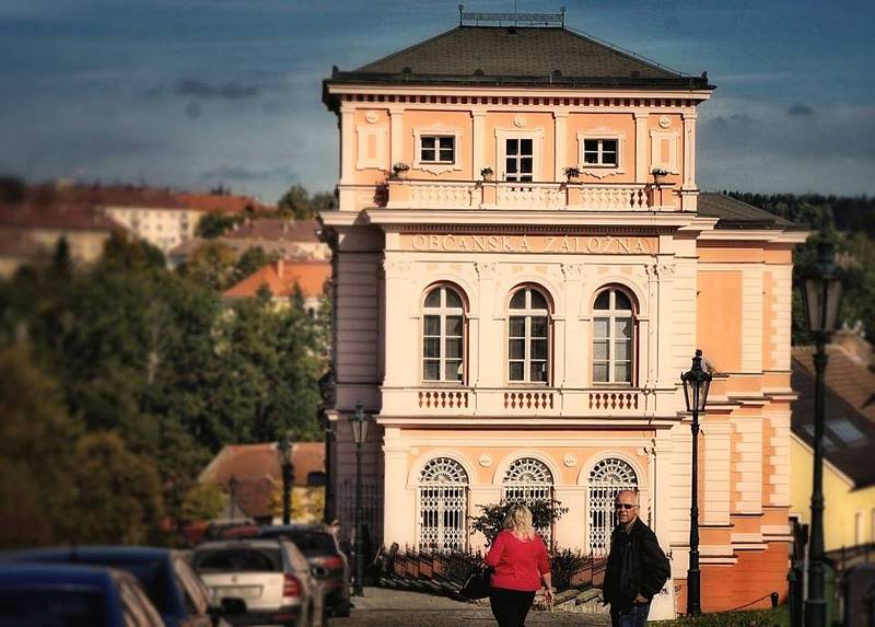 Výstavu autíček mohou zájemci zhlédnout v Galerii Občanská záložna ve Vlašimi.