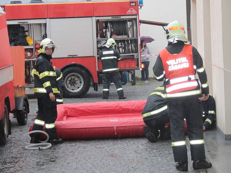 Prověřovací hasičské cvičení na benešovské radnici.