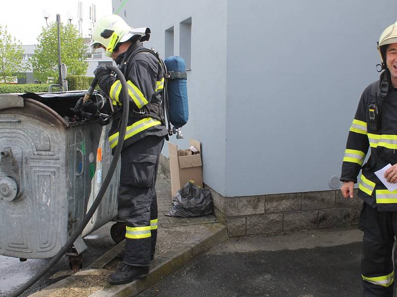 Oheň v kontejneru u benešovské benziny hasili hasiči z Benešova.