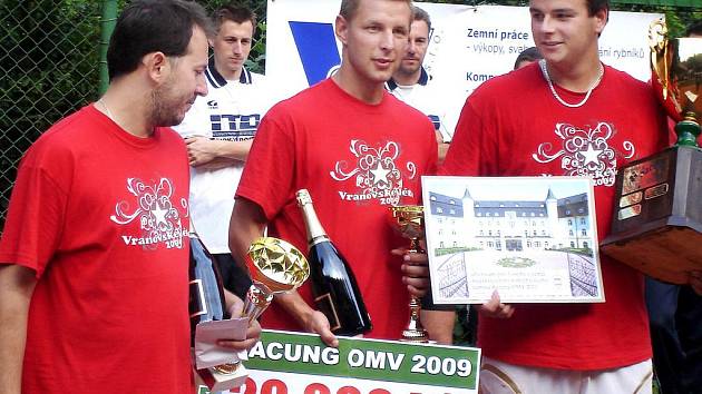 Vítězná trojice z Modřic s trofejemi. Zleva Michal Kokštein, Radek Pelikán, Pavel Kop. 