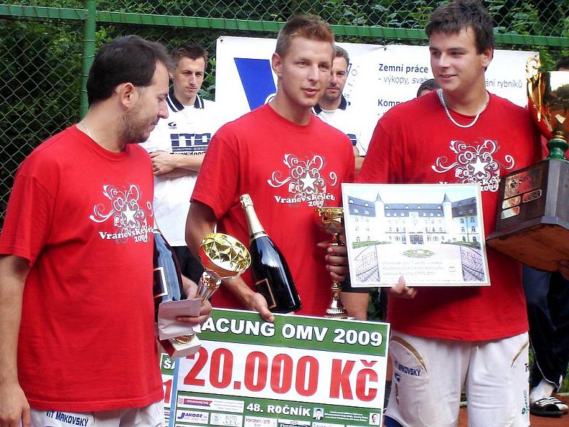 Vítězná trojice z Modřic s trofejemi. Zleva Michal Kokštein, Radek Pelikán, Pavel Kop. 