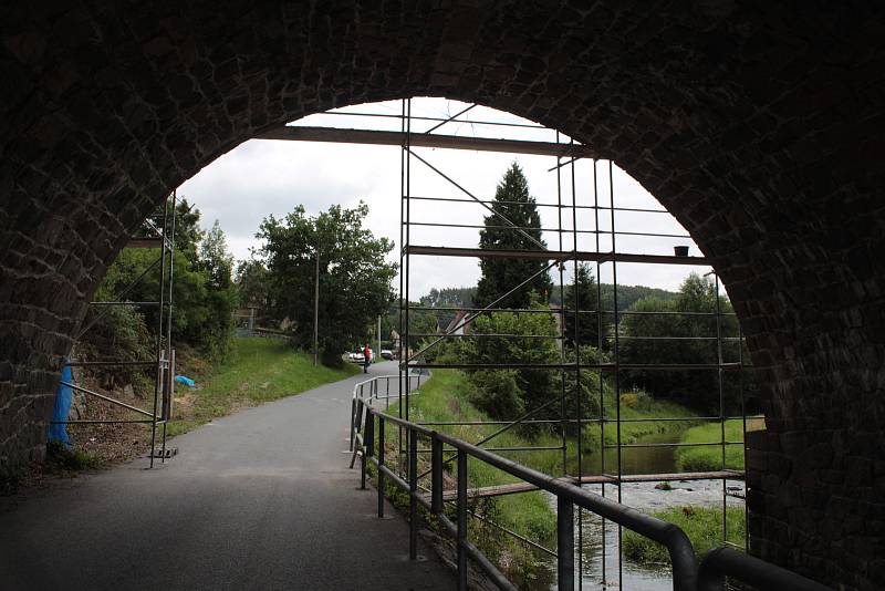 Železniční viadukt v Poříčí nad Sázavou.