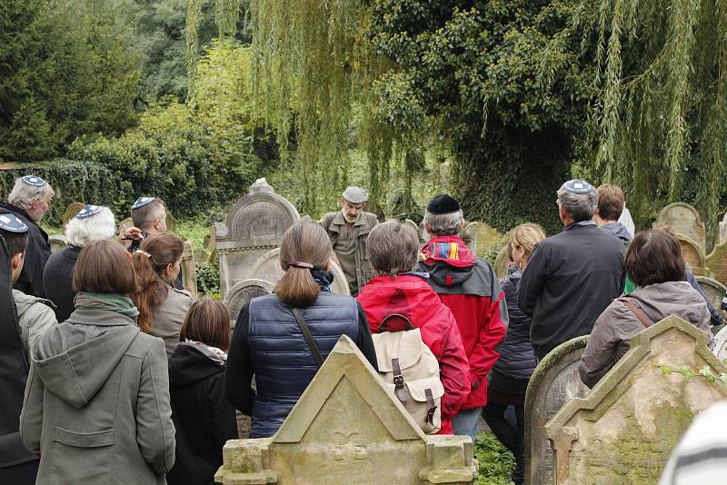 V Přistoupimi odhalili pamětní desku obětem holocaustu