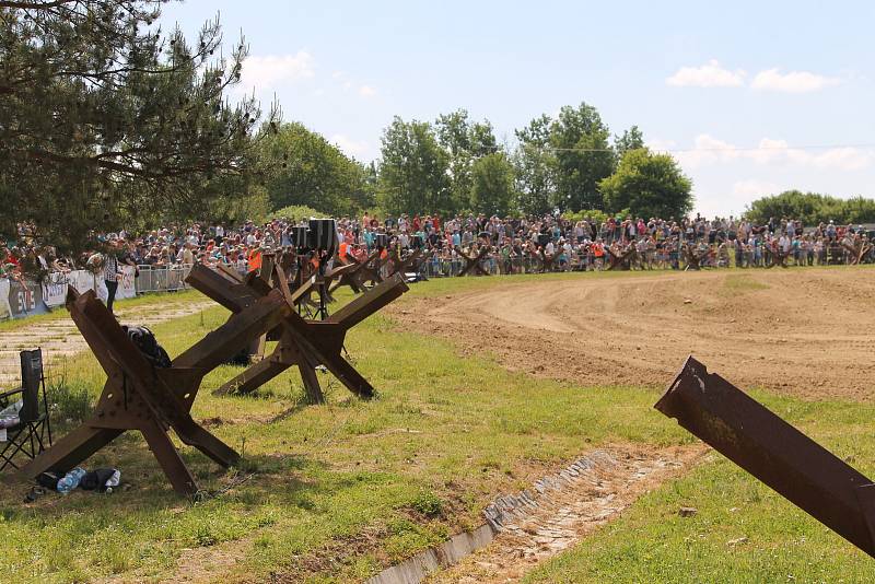 Vojenské technické muzeum se opět po roce velkolepě otevřelo veřejnosti. Dvacátou druhou sezonu zahájil průlet letounů i ukázka bitvy u Zborova.