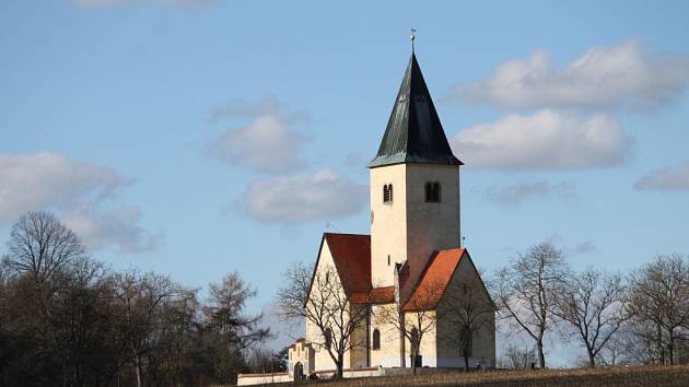 Chvojen a kostel sv. Jakuba a Filipa.