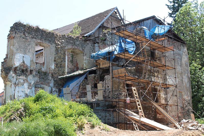 První etapa rekonstrukce zámku ve Zvěstově.