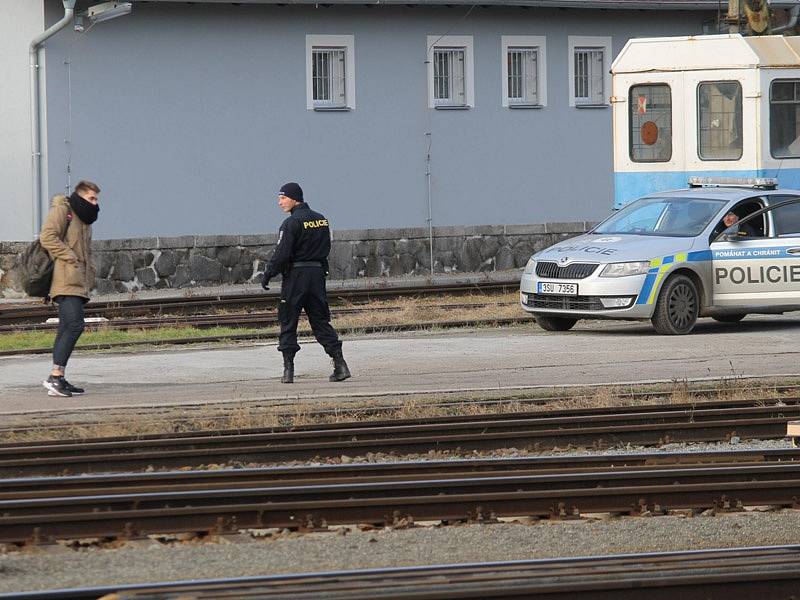 Brzdná dráha rozjeté vlakové soupravy, která ve směru od Čerčan může vjíždět 80 km/h a od Bystřice se řítí až 120 km/h, při použití rychlobrzdy může dosáhnout s ohledem na celkovou hmotnost vlaku i aktuální adhezní podmínky 300 až 600 metrů.  