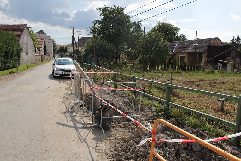 Výstavba vodovodu pro obyvatele Bořeňovic.