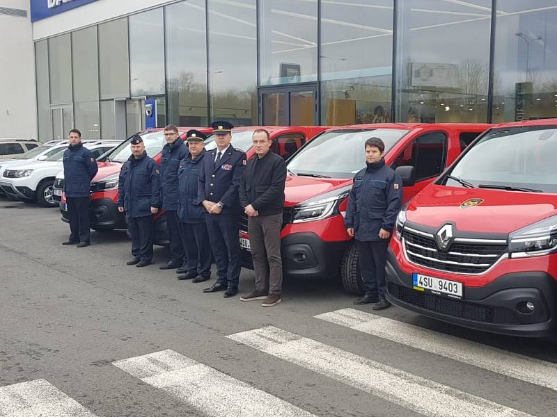 Z převzetí nových užitkových automobilů zástupci HZS Středočeského kraje.