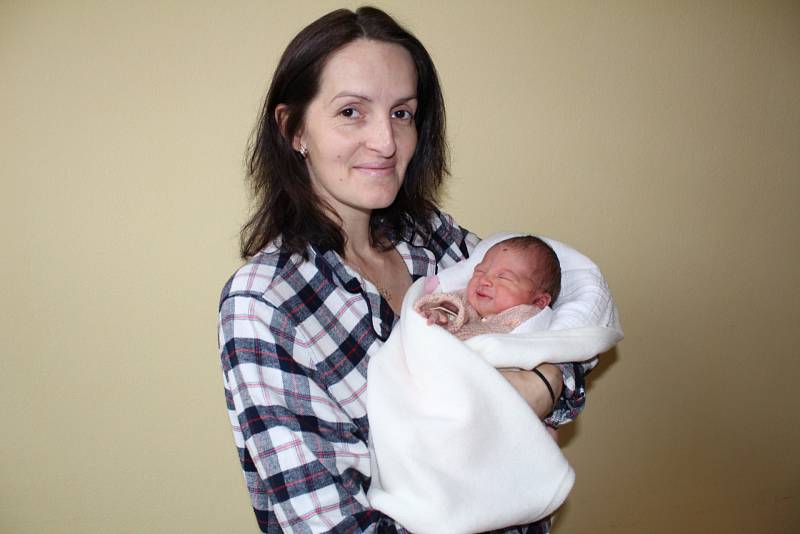 Manželům Kateřině a Tomáši Hradcovým se 3. listopadu narodila dcerka Kateřina. Při narození v 11.21 měla 2 710 gramů a 47 centimetrů. Doma v Týnci nad Sázavou na rodinu čeká Tomáš (5).