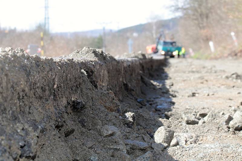 Rekonstrukce silnice II/106 mezi Krhanicemi a Prosečnicí.