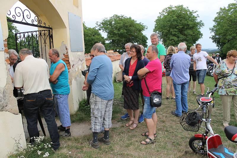 Bohoslužba a žehnání motorovým prostředkům v kostele sv. Jakuba a Filipa na Chvojně.