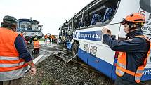 Ke srážce vlaku s autobusem došlo u Struhařova na Benešovsku v neděli 14. června.