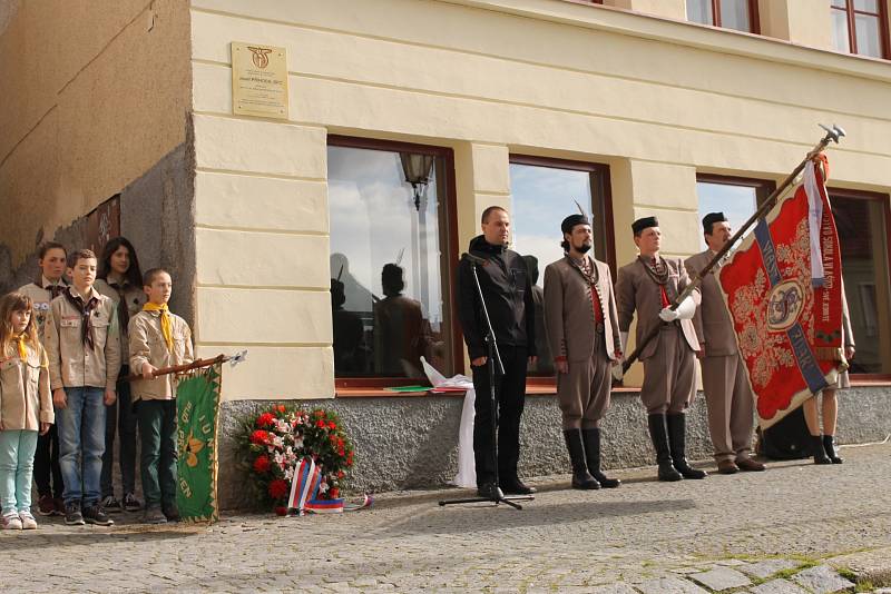 Pamětní plaketa zdobí od úterý 9. května rodný dům významného českého letce a armádního plukovníka Josefa Příhody.