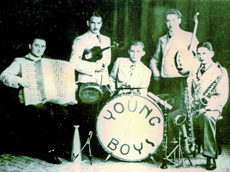 Jazzový soubor „Mladí chlapci“ pod vedením Josefa Hrdiny (první zleva), obětavého Sokola, nadšeného hudebníka a drogisty z Komenského ulice.