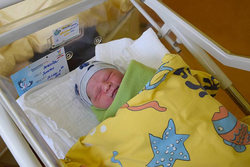 Jonatan Chmelíček se Petře Kalinové a Jiřímu Chmelíčkovi narodil v benešovské nemocnici 24. března 2022 v 0.49 hodin, vážil 3380 gramů. Rodina bydlí ve Struhařově.