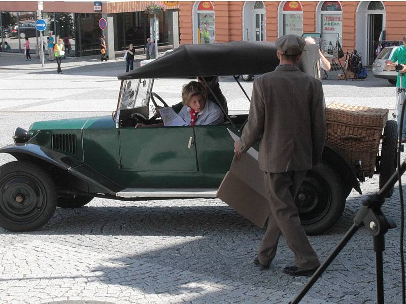 Historická vozidla začala na votické Komenského náměstí najíždět v sobotu po půl dvanácté.
