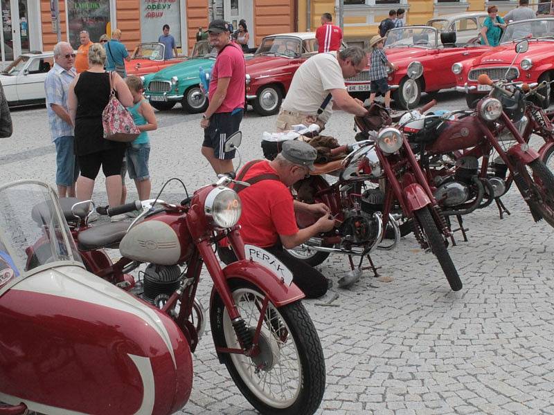 Historická vozidla začala na votické Komenského náměstí najíždět v sobotu po půl dvanácté.