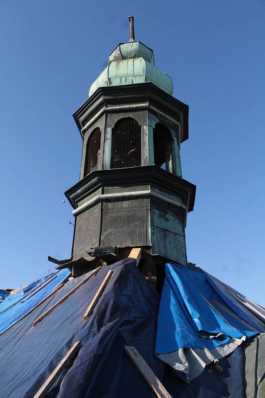 Oprava střechy kostela sv. Anny na benešovském Masarykově náměstí.