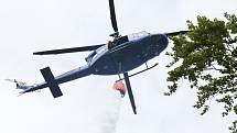 Vrtulník s takzvaným bambivakem při hašení lesního požáru. Ilustrační foto.
