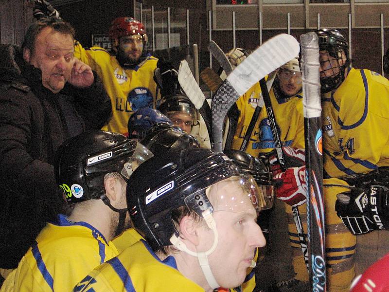 První zápas čtvrtfinále krajské hokejové ligy Benešov - Černošice 3:4.