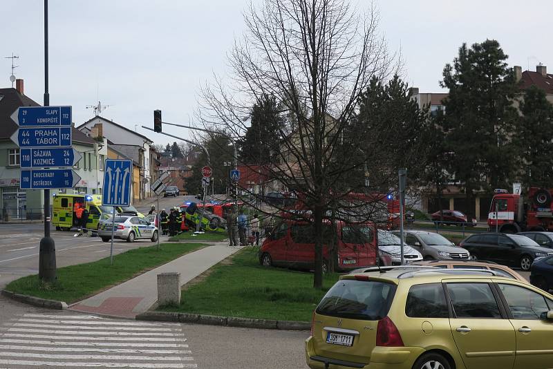 Nehoda vozidla ZZS v centru Benešova.